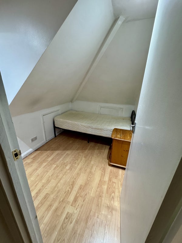 Room Galsworthy Avenue in Greater London