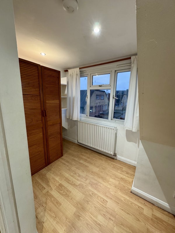 Room Galsworthy Avenue in Greater London
