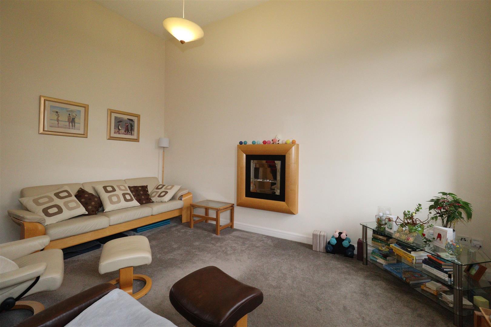 Flat Kensington Square in Macclesfield