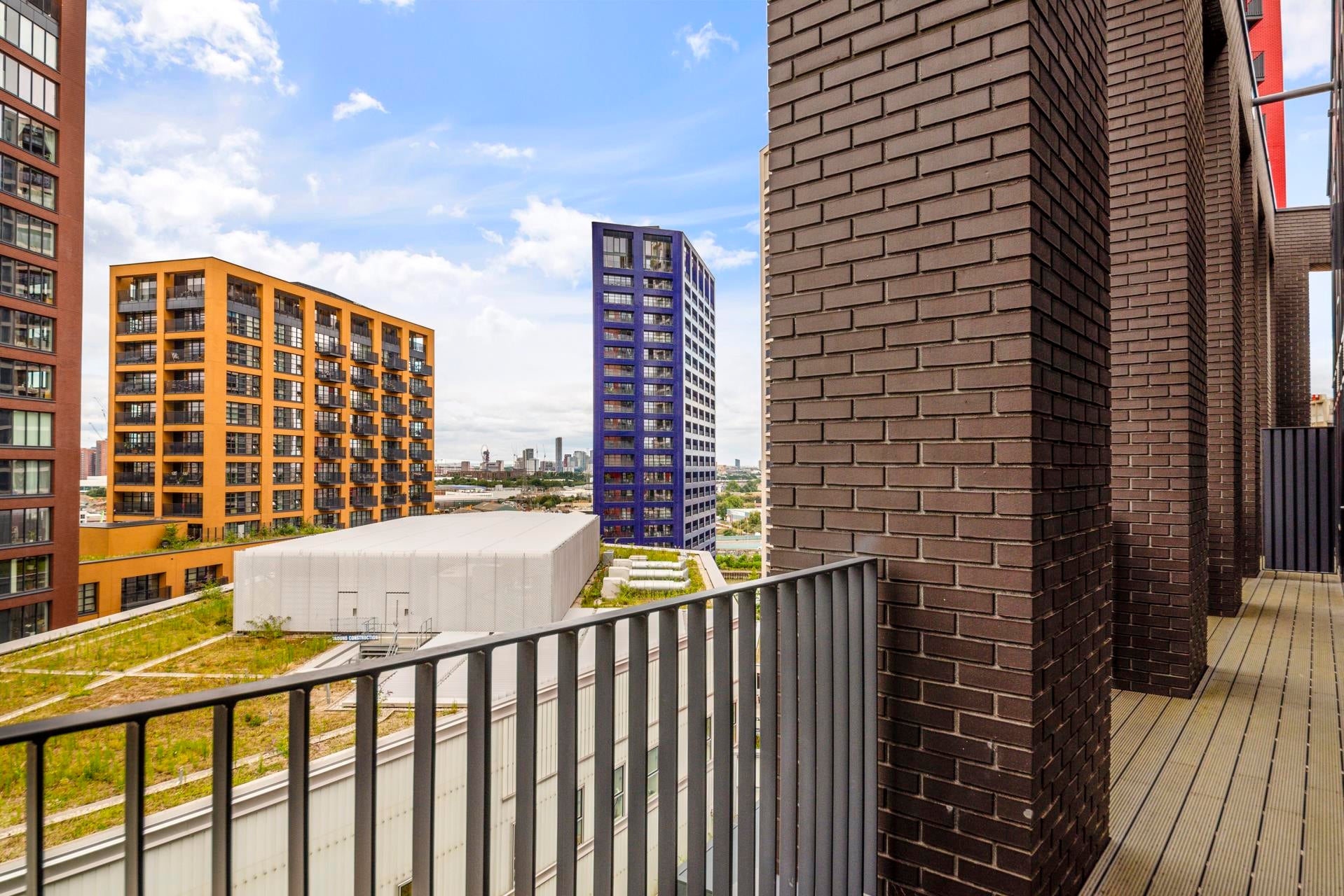 Flat City Island Way in Greater London