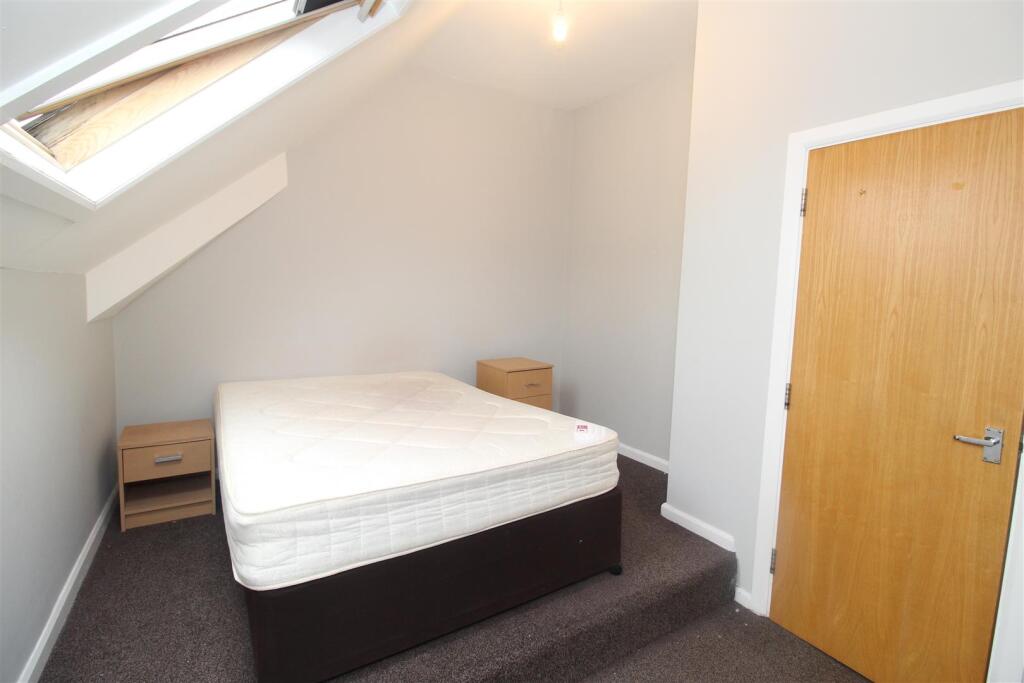 Flat Cyncoed Road in Cardiff