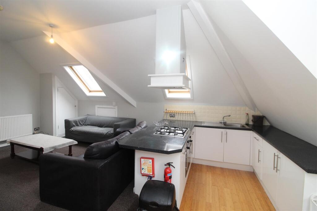 Flat Cyncoed Road in Cardiff