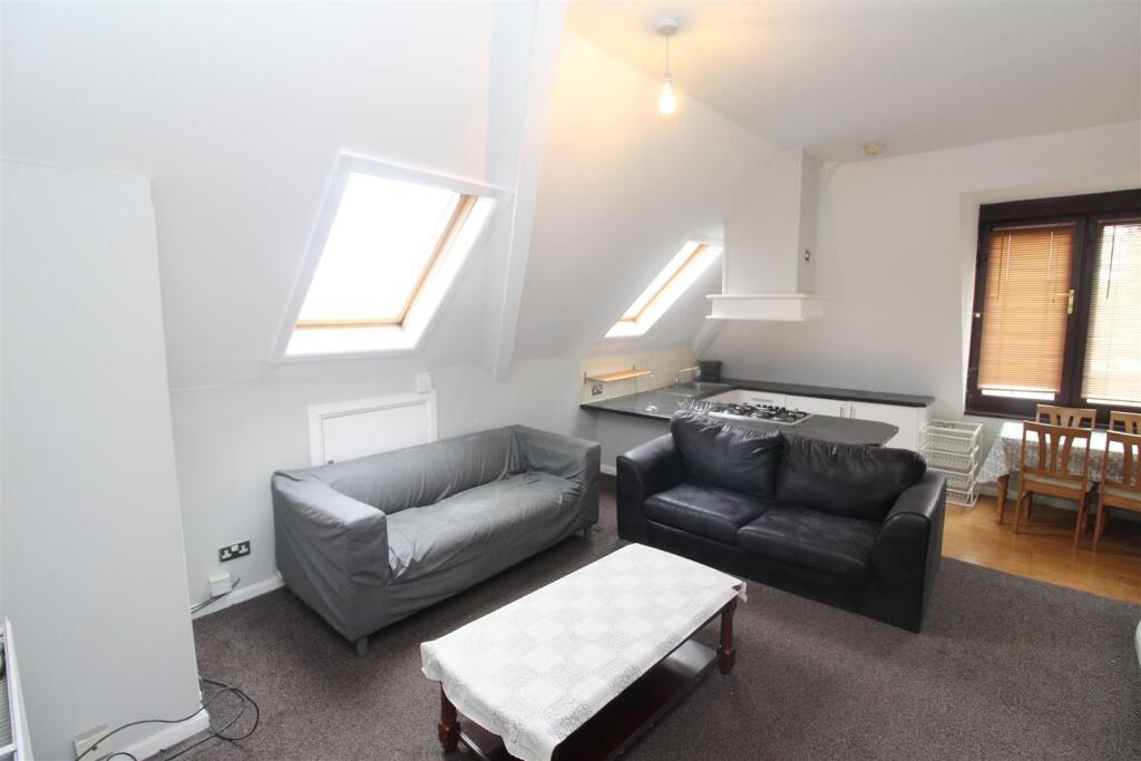 Flat Cyncoed Road in Cardiff