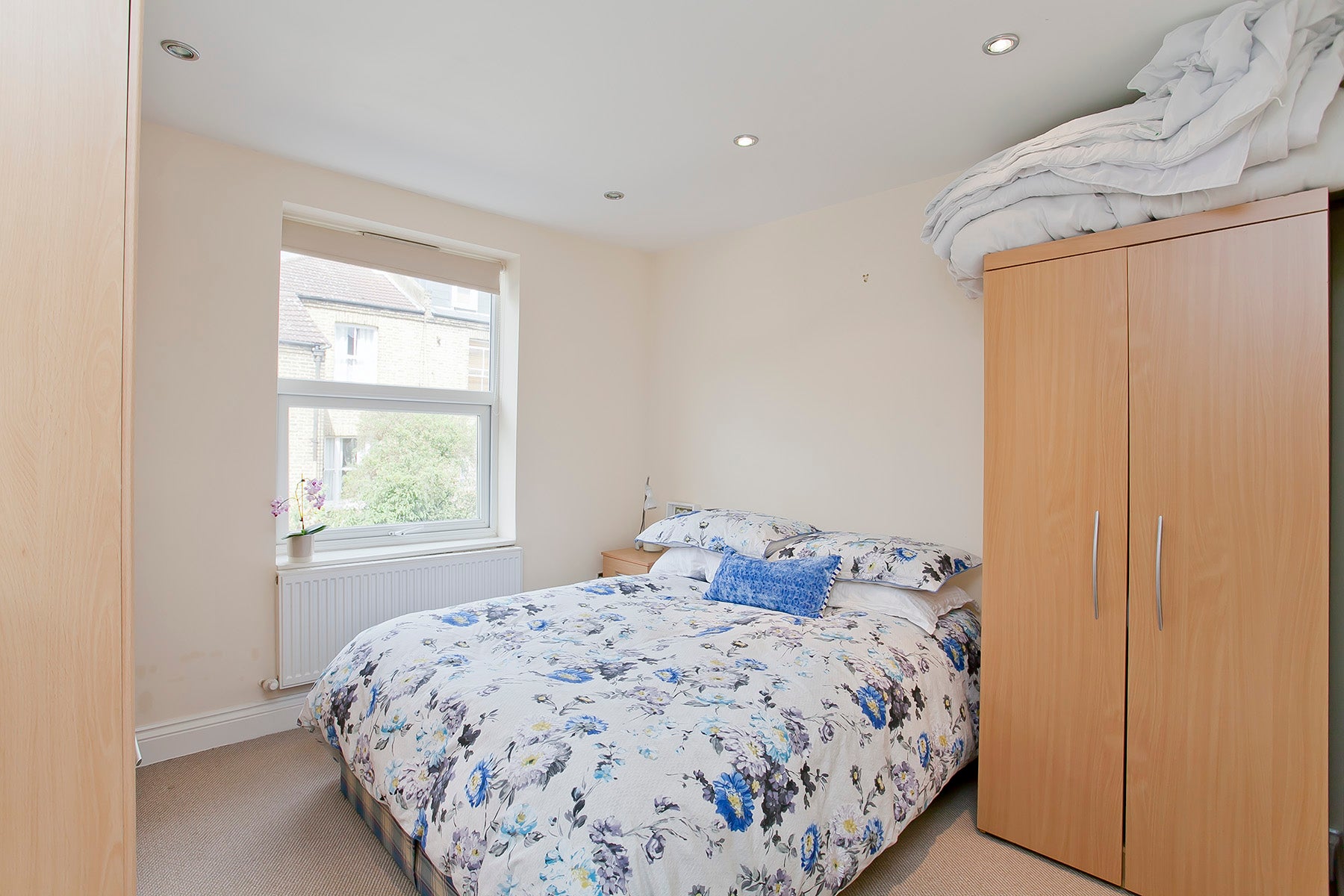 Flat Farlow Road in Greater London