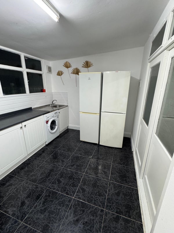 Room Burges Road in Greater London