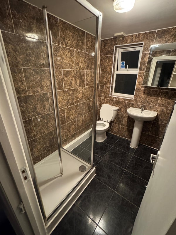 Room Burges Road in Greater London