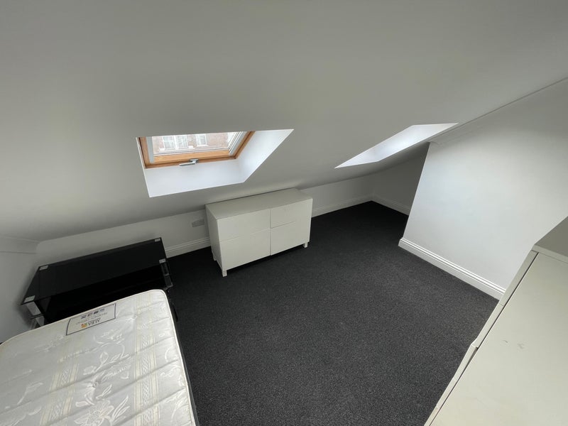 Room Burges Road in Greater London