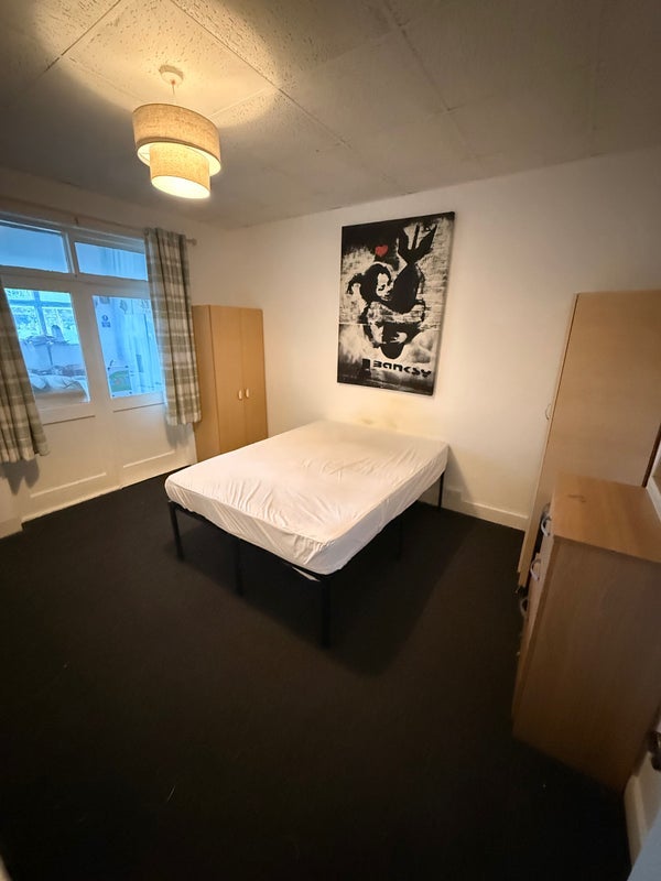 Room Burges Road in Greater London