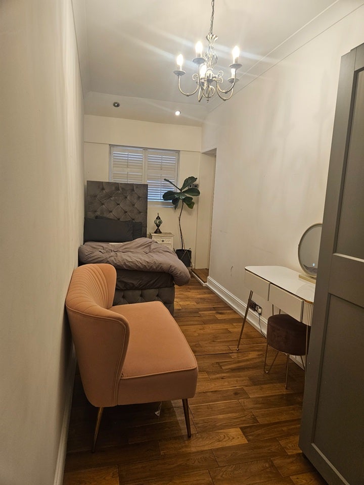 Room Dunspring Lane in Greater London