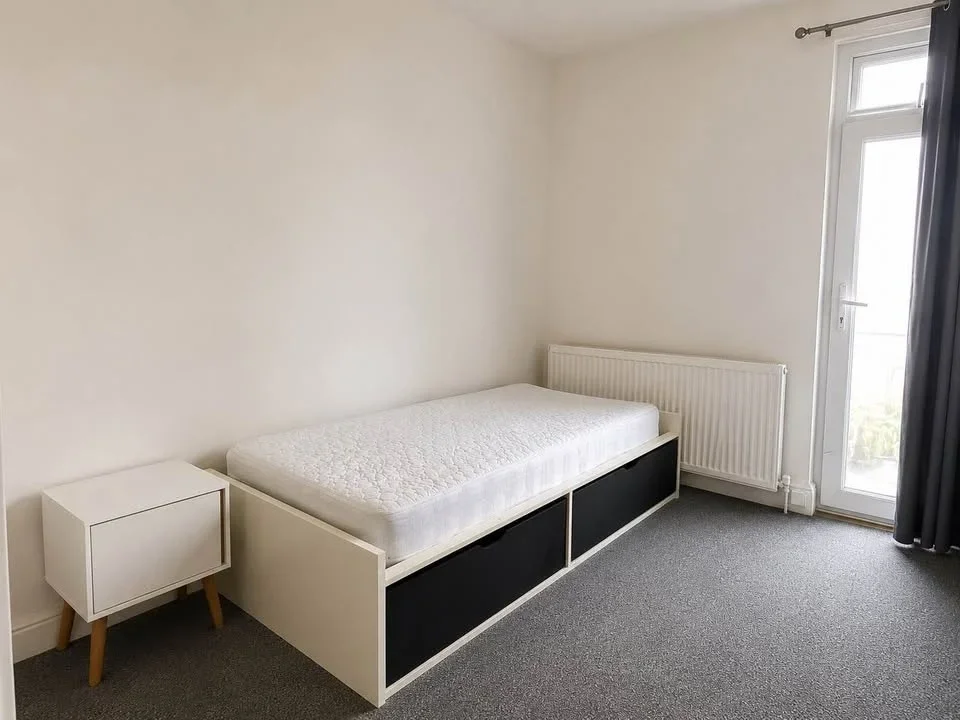 Room Grenville Road in Plymouth