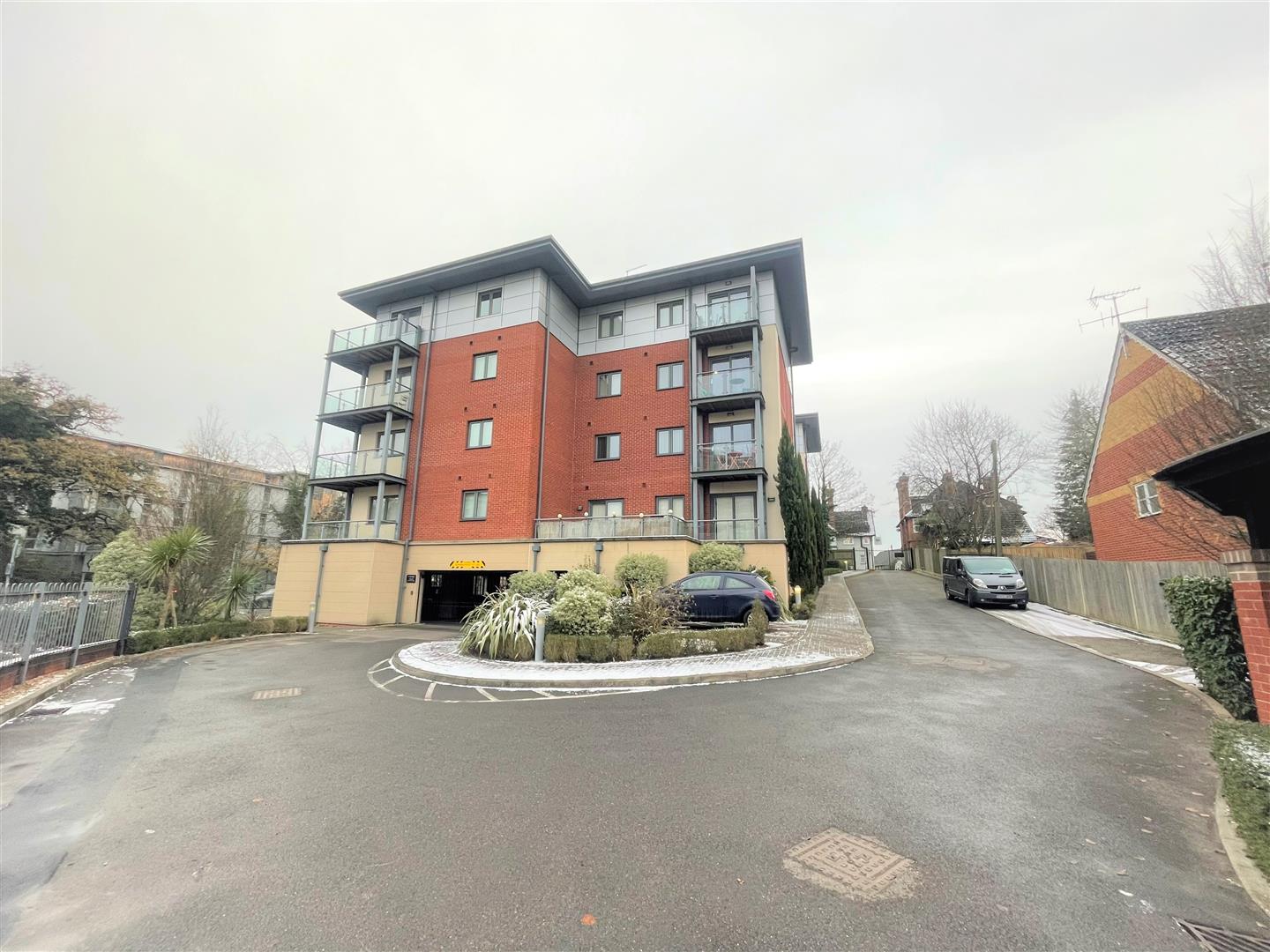 Flat Clockhouse Road in Rushmoor