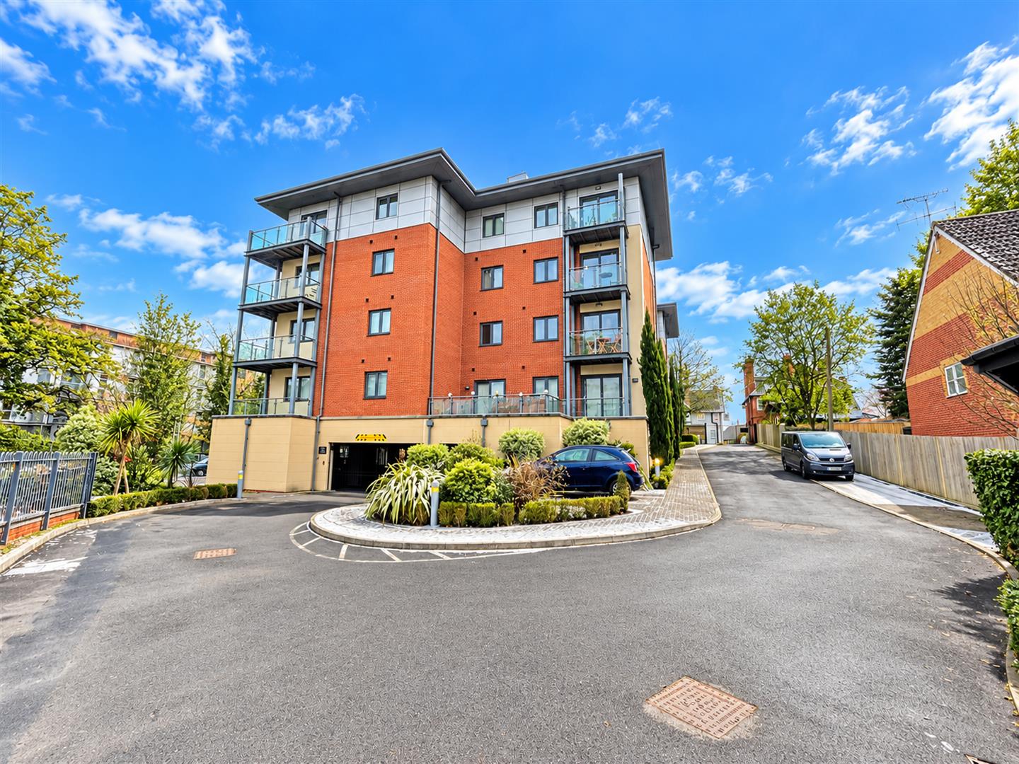 Flat Clockhouse Road in Rushmoor