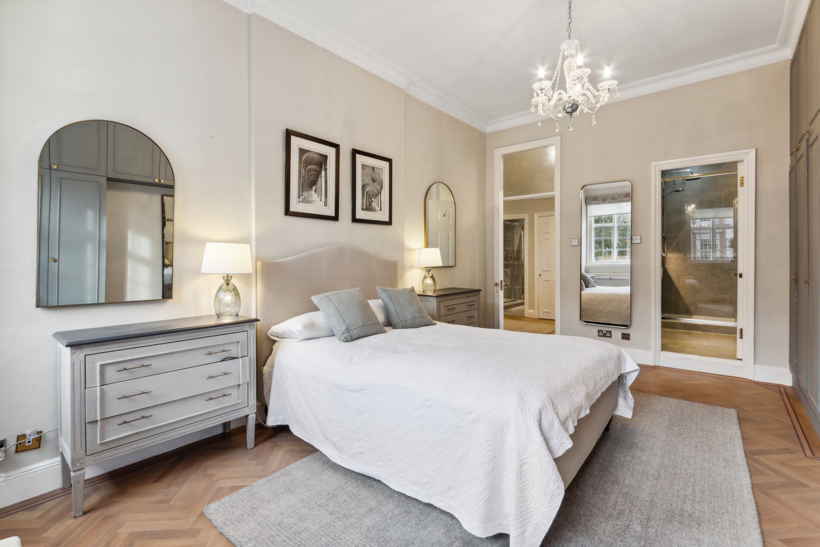 Flat Kensington High Street in Greater London