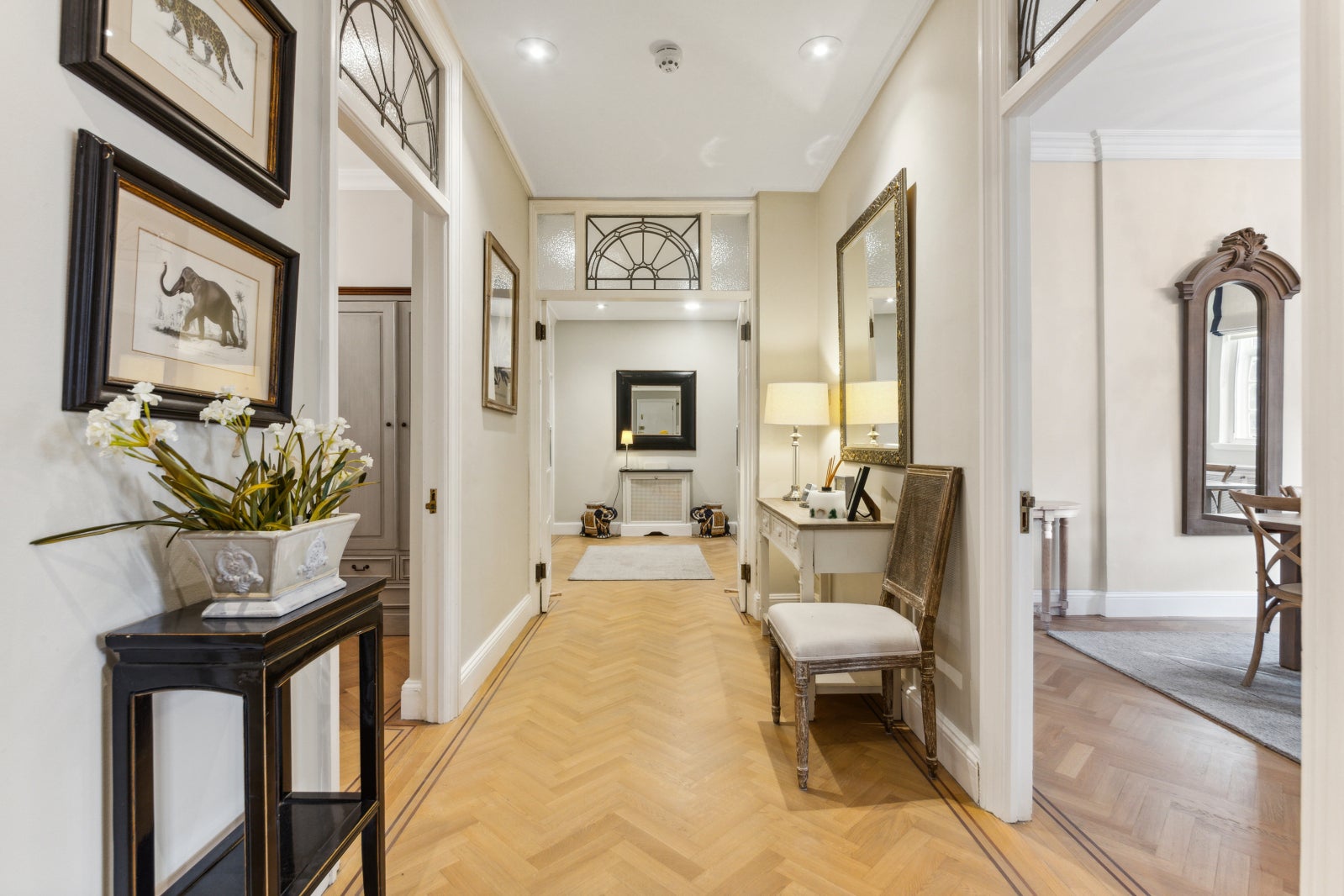 Flat Kensington High Street in Greater London