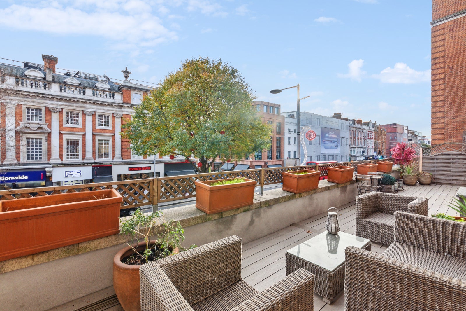 Flat Kensington High Street in Greater London