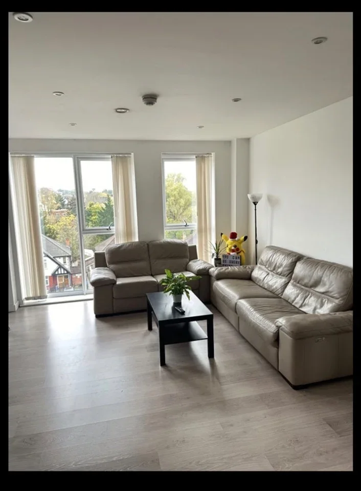 Room Brook Avenue in Greater London