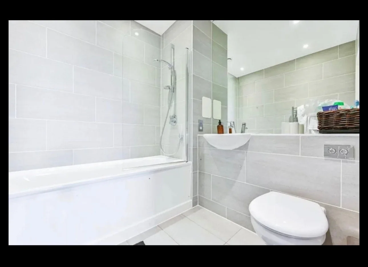 Room Brook Avenue in Greater London