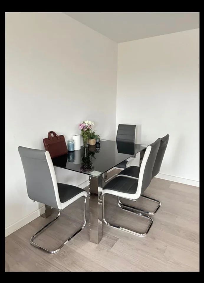Room Brook Avenue in Greater London