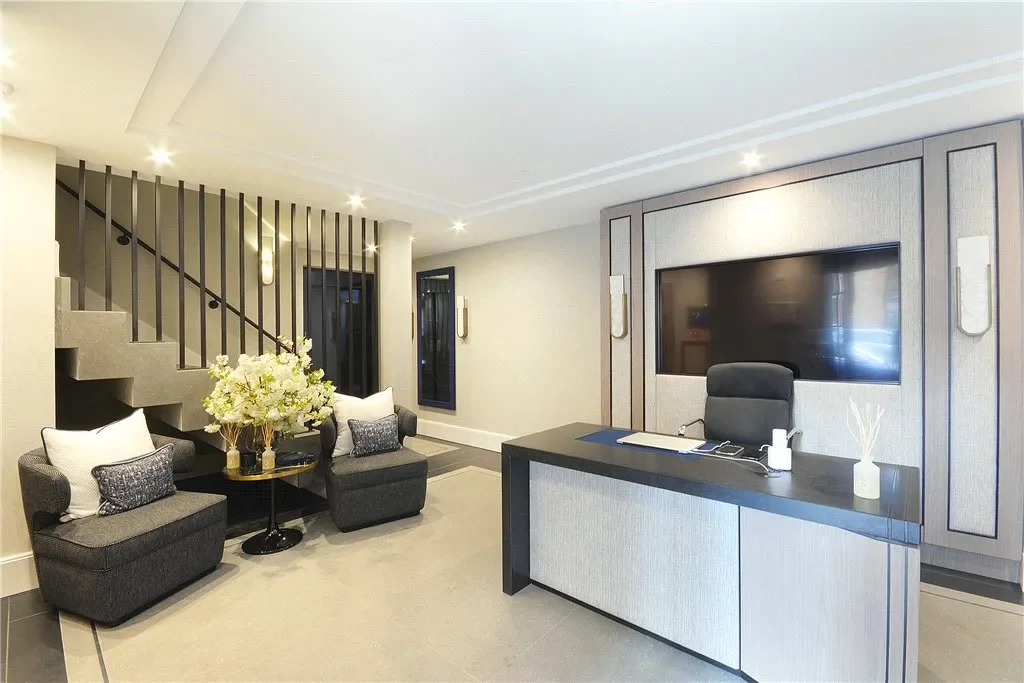 Flat Old Brompton Road in Greater London