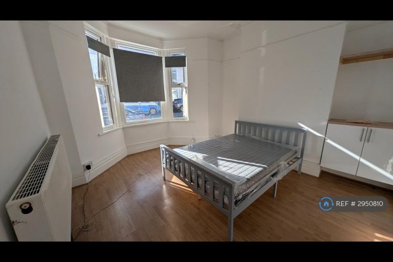 Room Glenroy Street in Cardiff