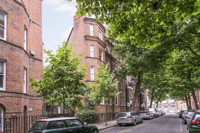 Flat Beaumont Crescent in Greater London