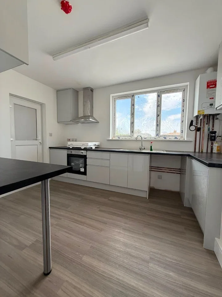Flat Kenton Park Parade in Greater London