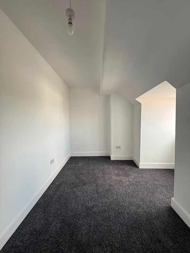 Flat Kenton Park Parade in Greater London