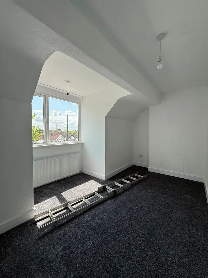 Flat Kenton Park Parade in Greater London