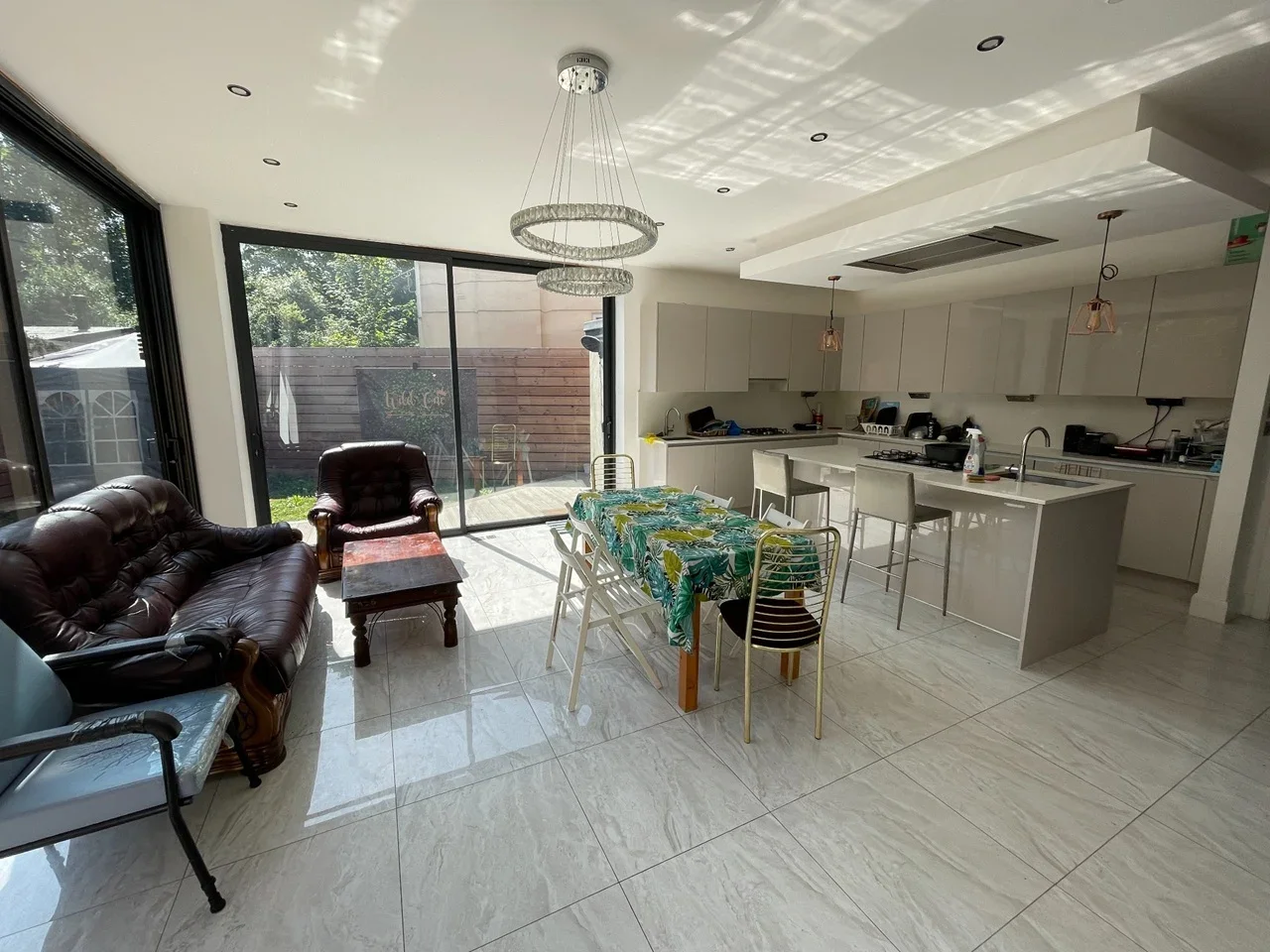 Room Chambers Lane in Greater London