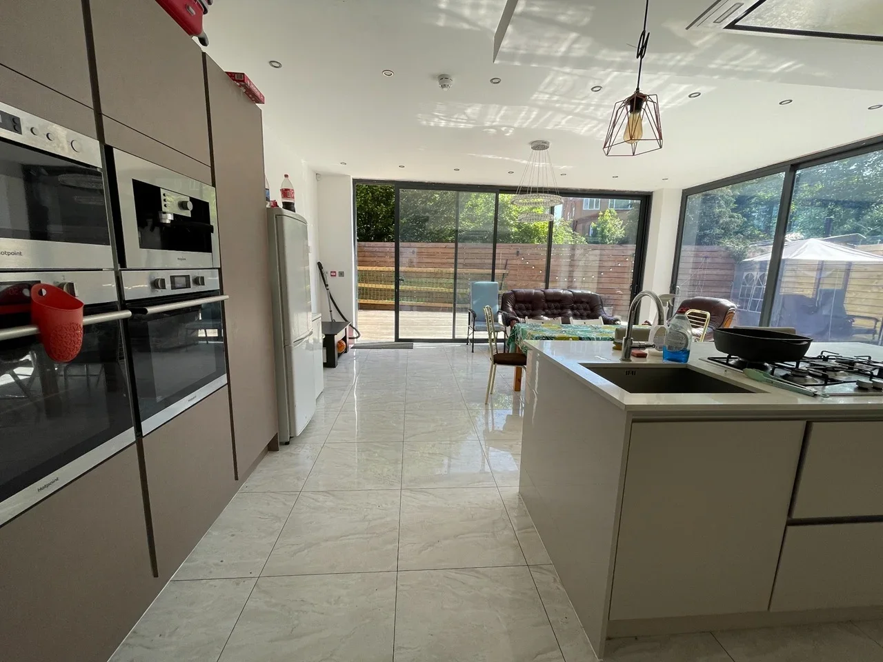 Room Chambers Lane in Greater London
