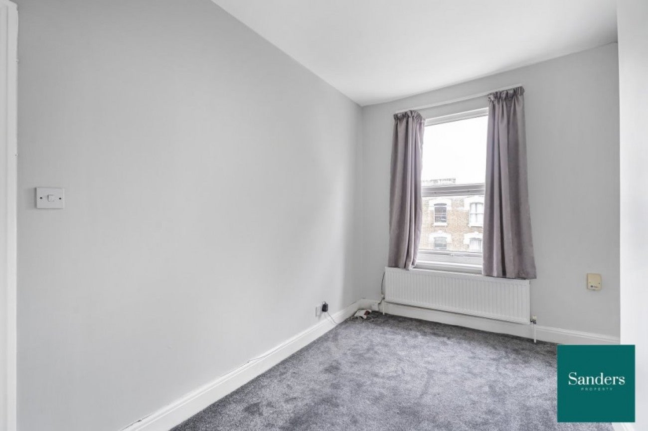 Flat Pyrland Road in Greater London