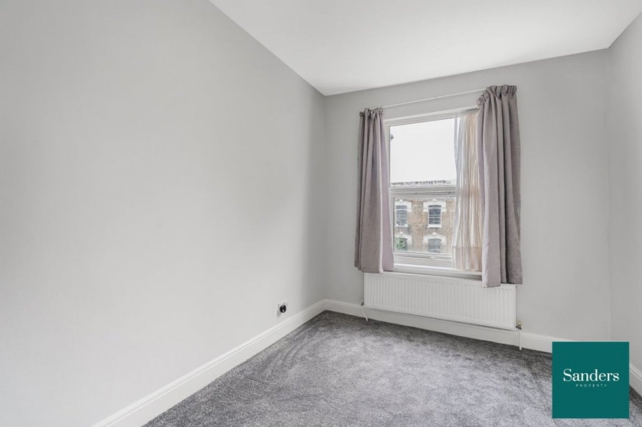Flat Pyrland Road in Greater London