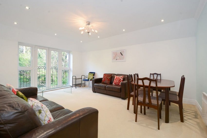 Flat Deacon Close in Greater London