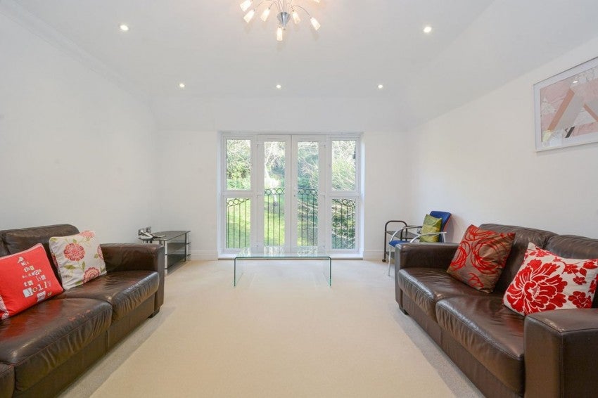 Flat Deacon Close in Greater London