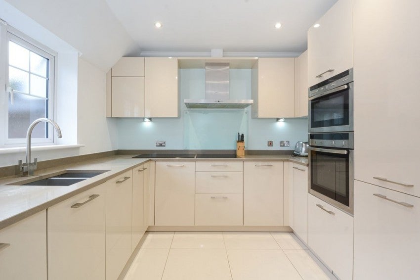 Flat Deacon Close in Greater London