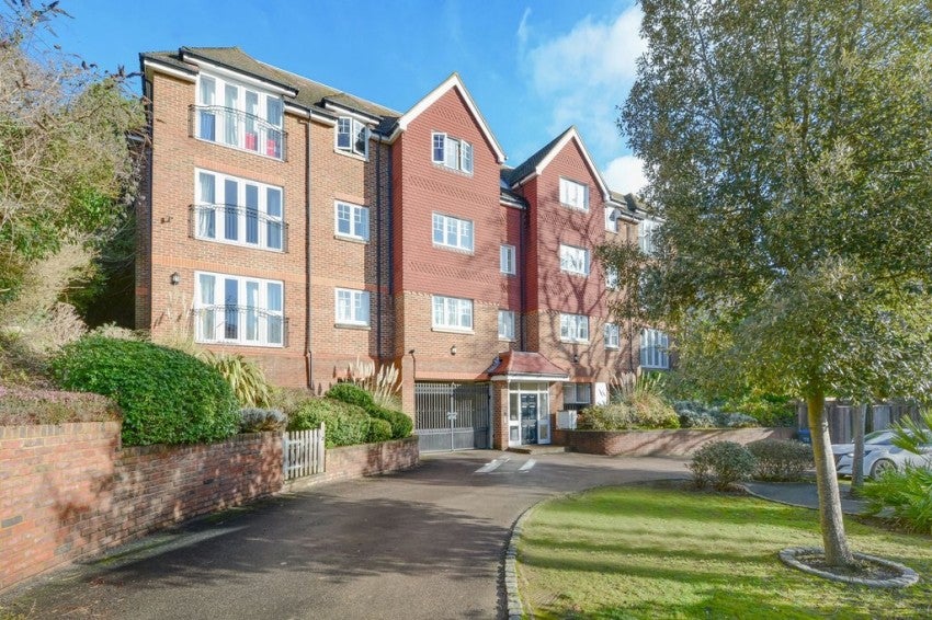 Flat Deacon Close in Greater London