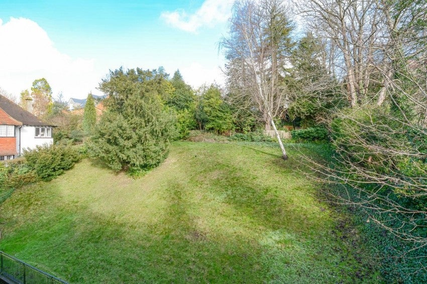 Flat Deacon Close in Greater London
