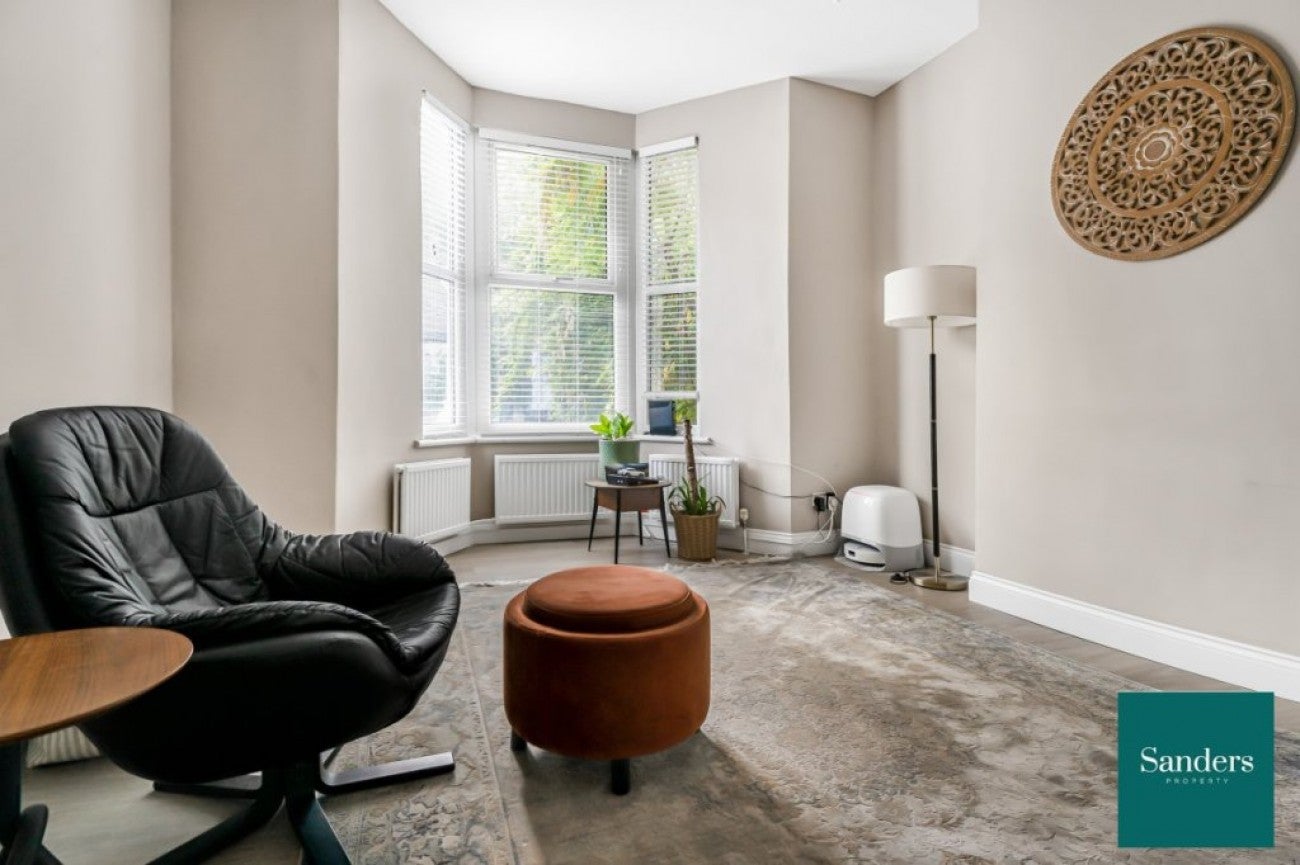 Flat Pyrland Road in Greater London
