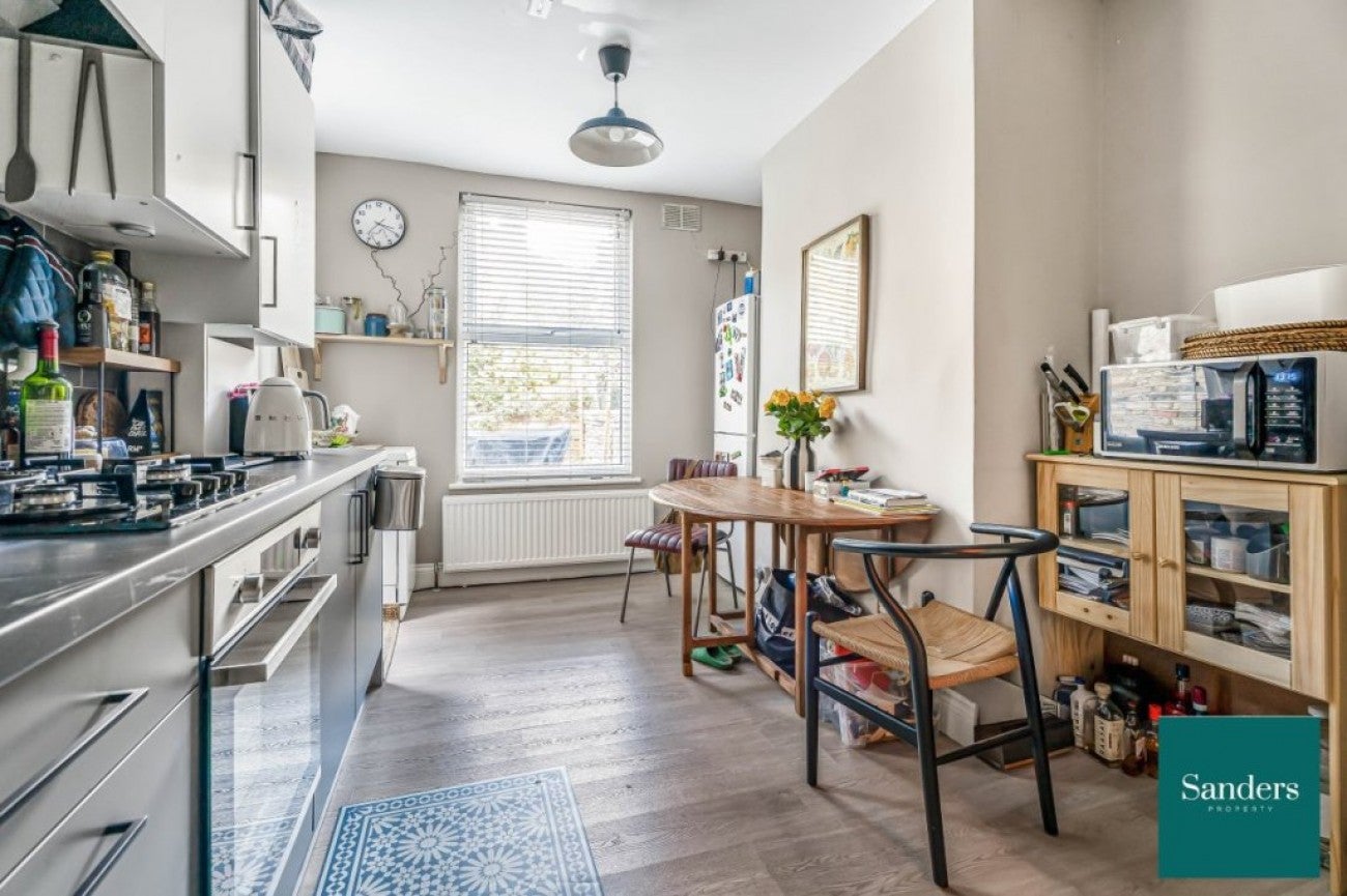 Flat Pyrland Road in Greater London