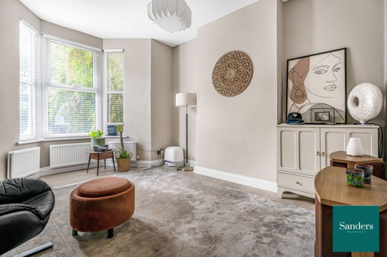 Flat Pyrland Road in Greater London