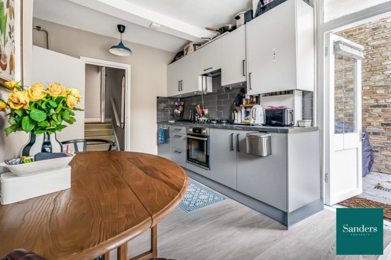 Flat Pyrland Road in Greater London