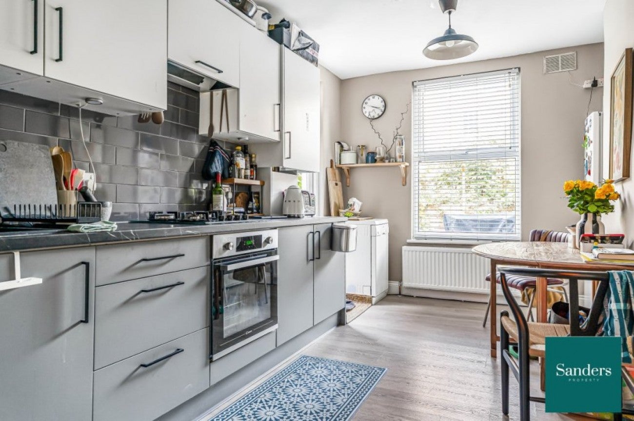 Flat Pyrland Road in Greater London