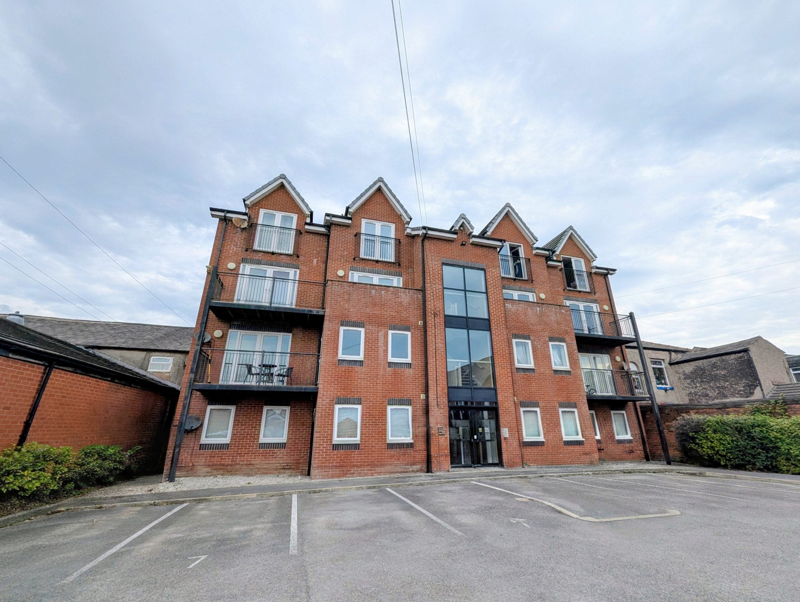 Flat Longcauseway in Farnworth