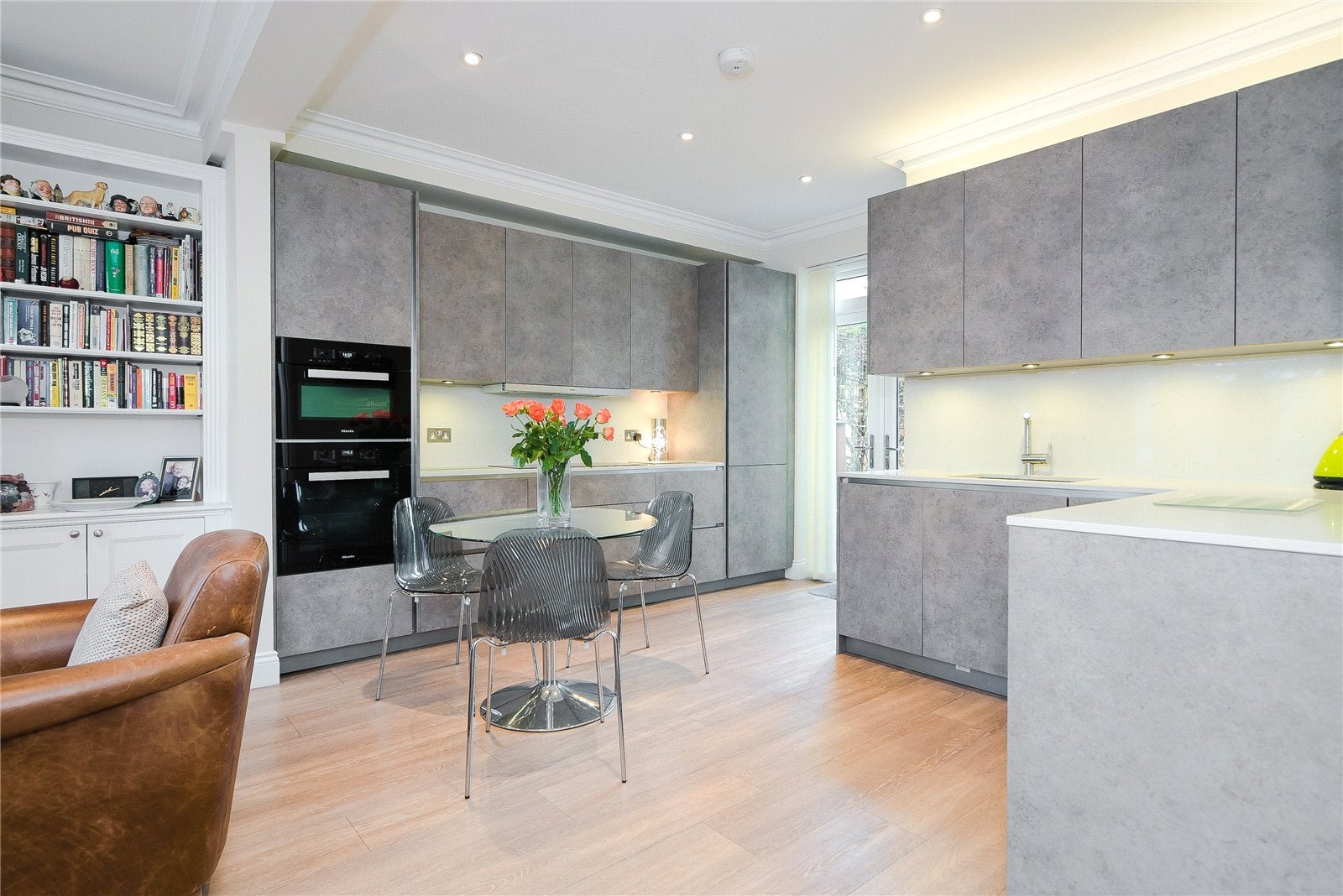 Flat Cowley Road in Greater London