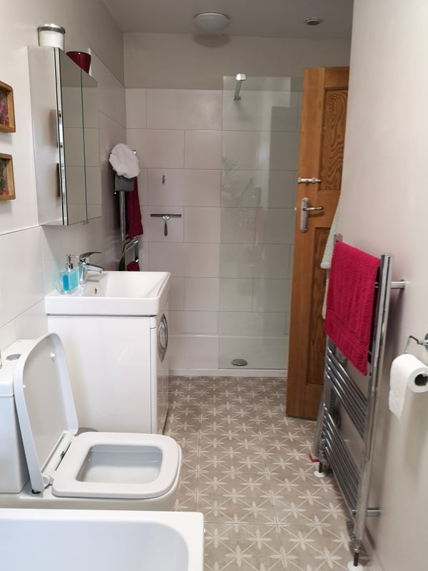 Room Oldfield Road in Sheffield