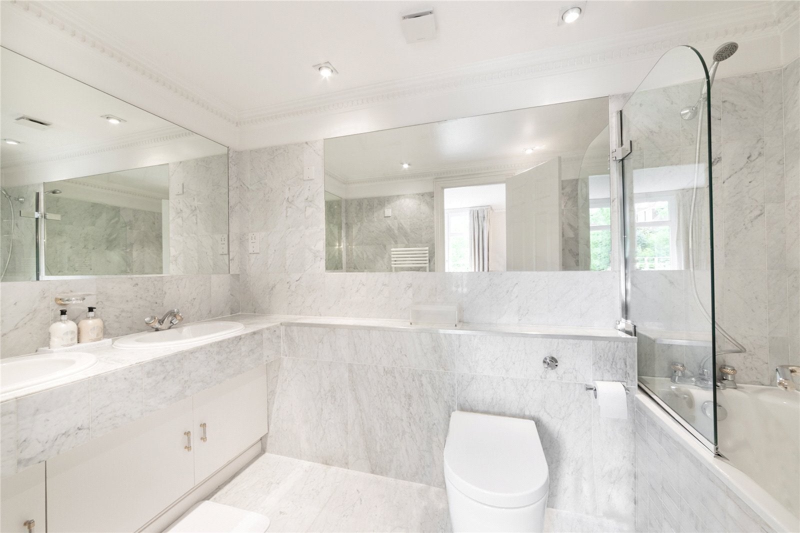Flat Bracknell Gardens in Greater London