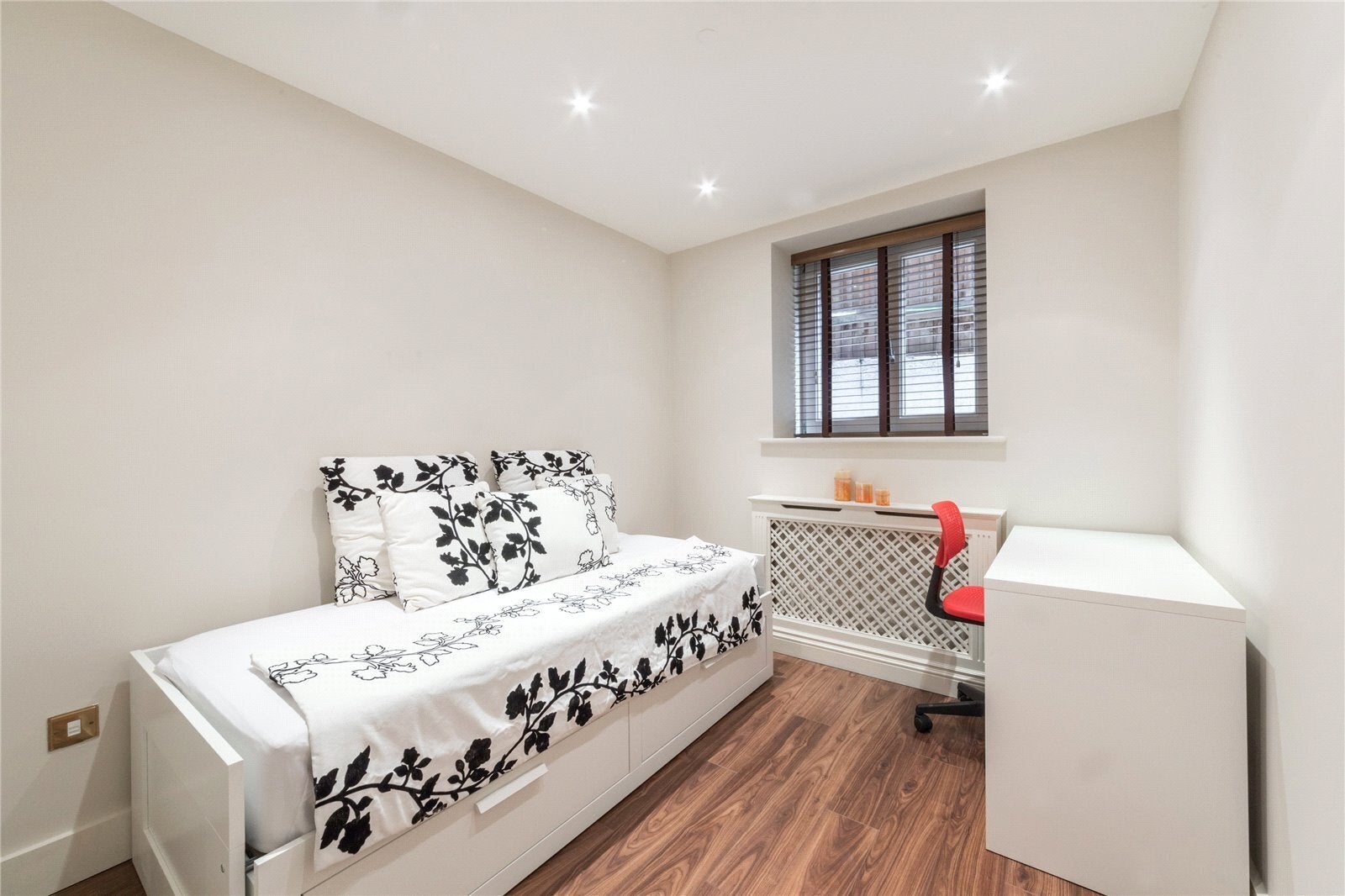 Flat Bracknell Gardens in Greater London