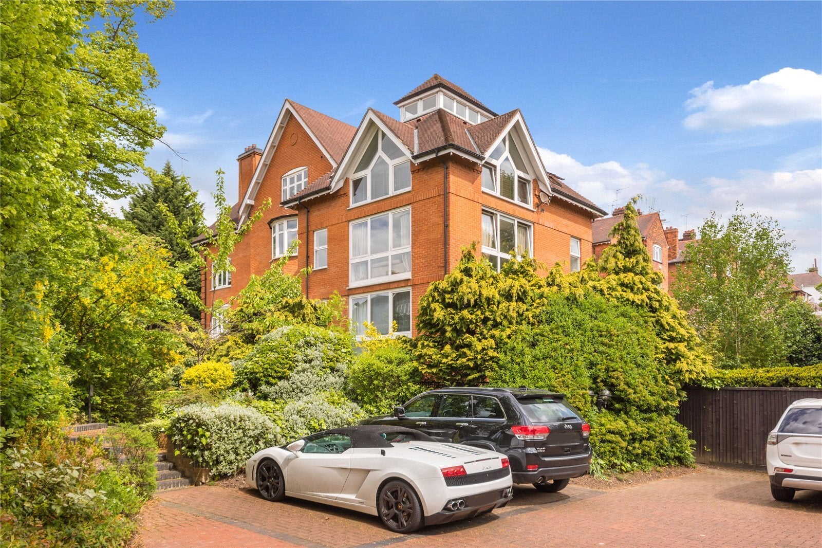 Flat Bracknell Gardens in Greater London