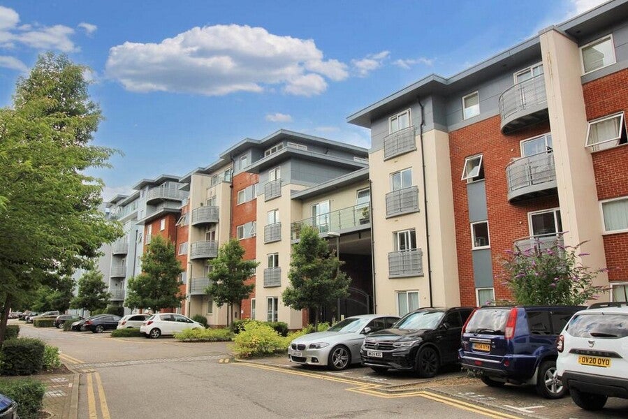 Flat Coxhill Way in Aylesbury