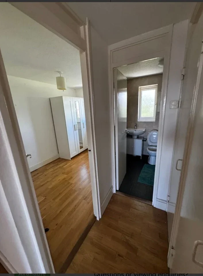 Flat Preston Court in Elmbridge